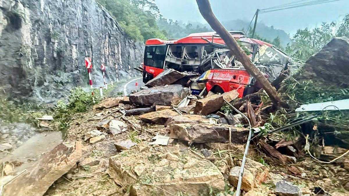 فيتنام.. انهيار أرضي يطمر حافلة ويودي بحياة 6 أشخاص (صور)