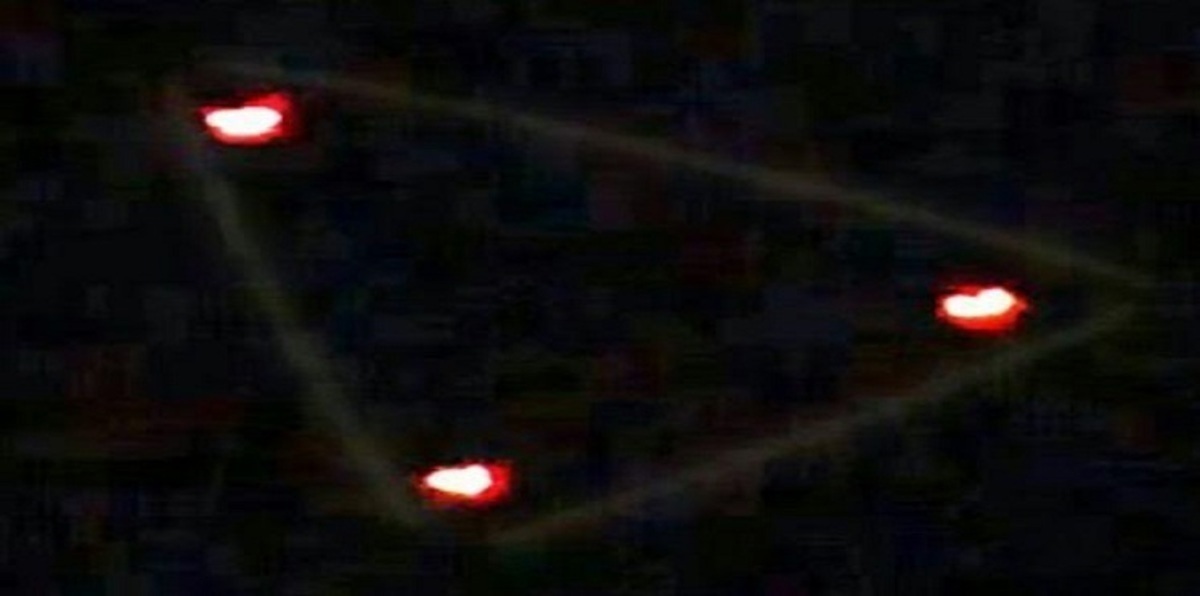 أمريكيون يُصدمون برؤية أجسام غامضة في السماء