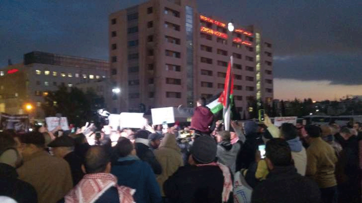 آلاف الأردنيين في وقفة بعمّان تطالب برحيل الحكومة والبرلمان‎