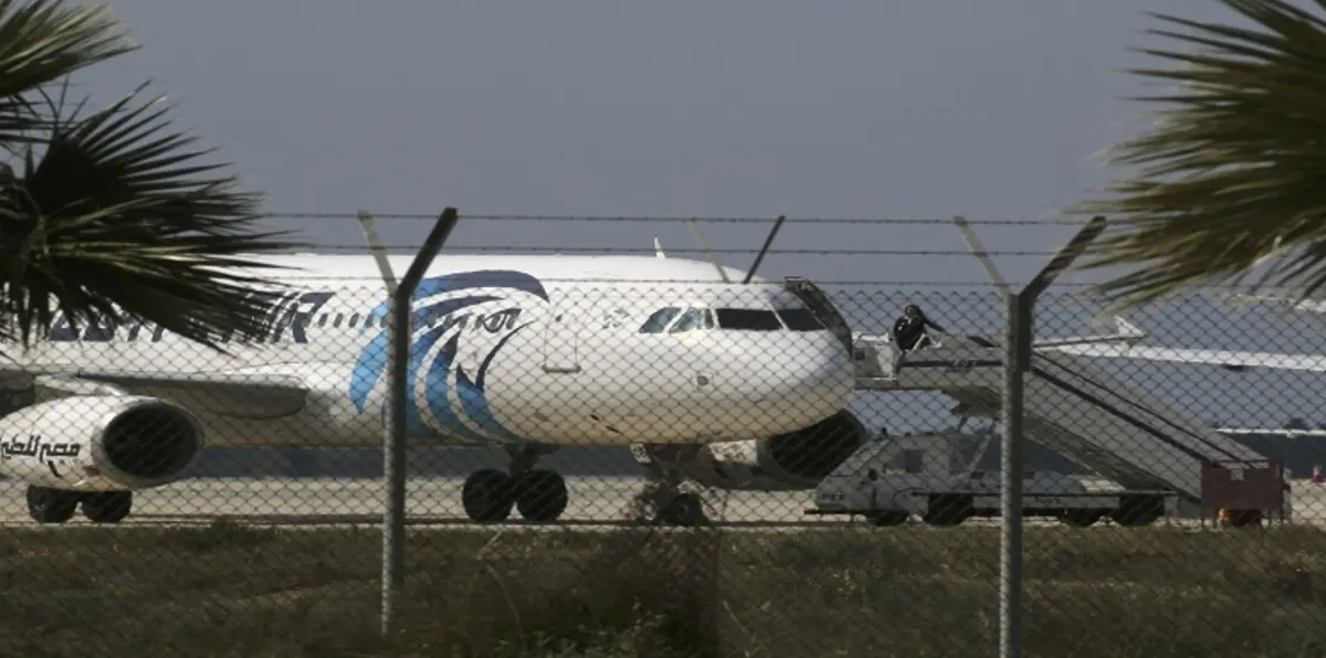استسلام الخاطف ينهي أزمة الطائرة المصرية في قبرص
