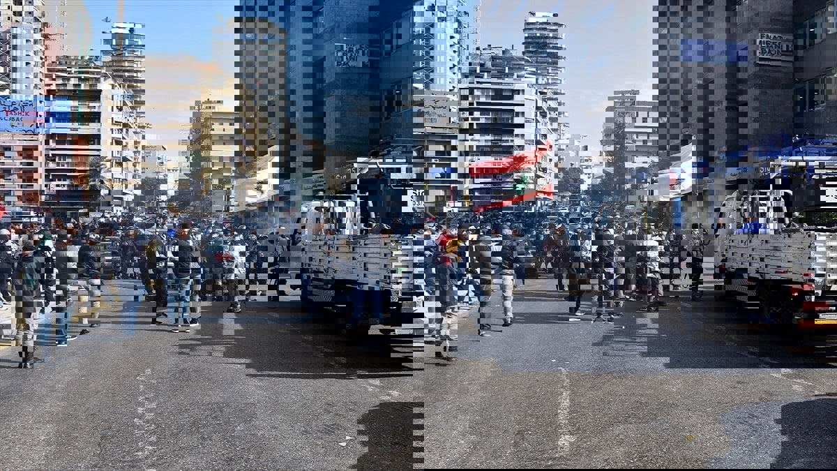 الجيش اللبناني يتصدى لمواطنين قطعوا طريقا رئيسا شرق بيروت