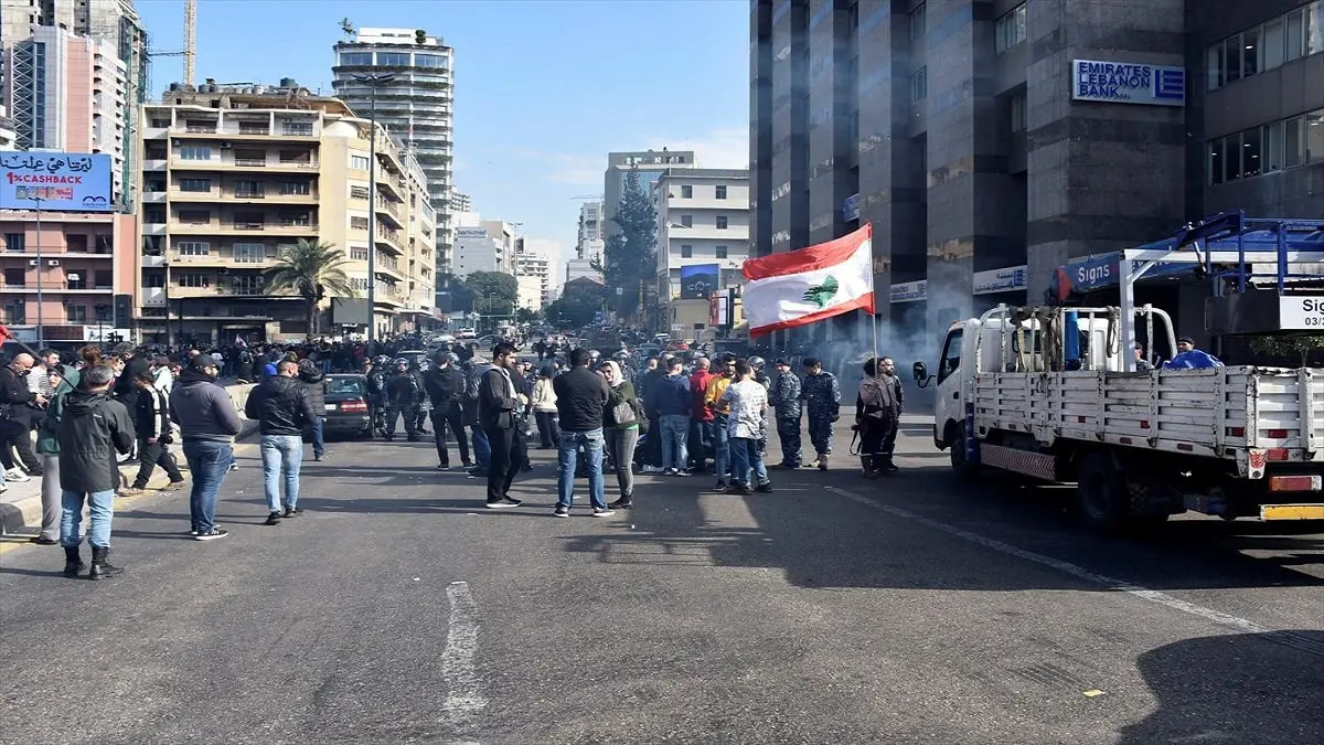 الجيش اللبناني يتصدى لمواطنين قطعوا طريقا رئيسا شرق بيروت