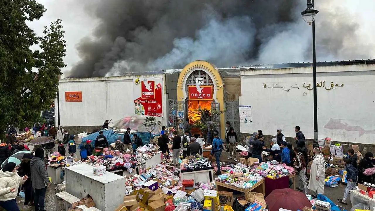 حريق ضخم يلتهم سوقًا في طنجة المغربية (فيديو)