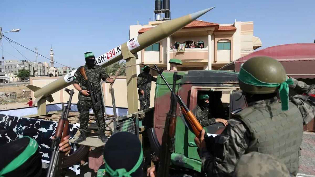 الأولى منذ تجدد الحرب.. شظايا صواريخ حماس تسقط وسط تل أبيب (صور)