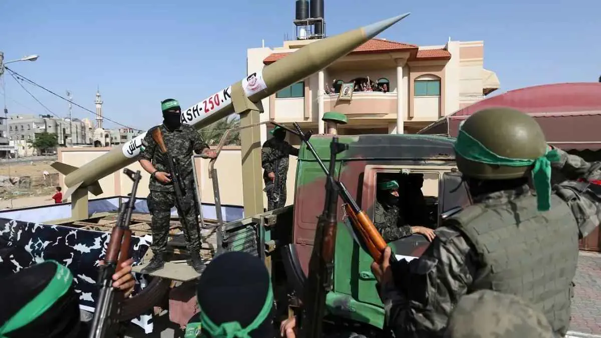 الأولى منذ تجدد الحرب.. شظايا صواريخ حماس تسقط وسط تل أبيب (صور)