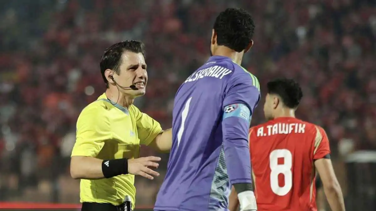 الخطأ سيجلب كوارث.. 4 فضائح كبرى تطارد حكم مباراة الأهلي والزمالك