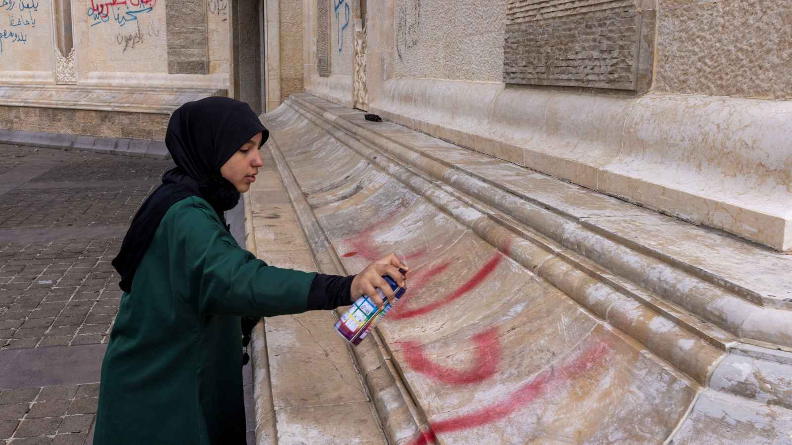 بعد حرق مقبرتها.. سوريون يتعهدون بمحو أثر عائلة الأسد