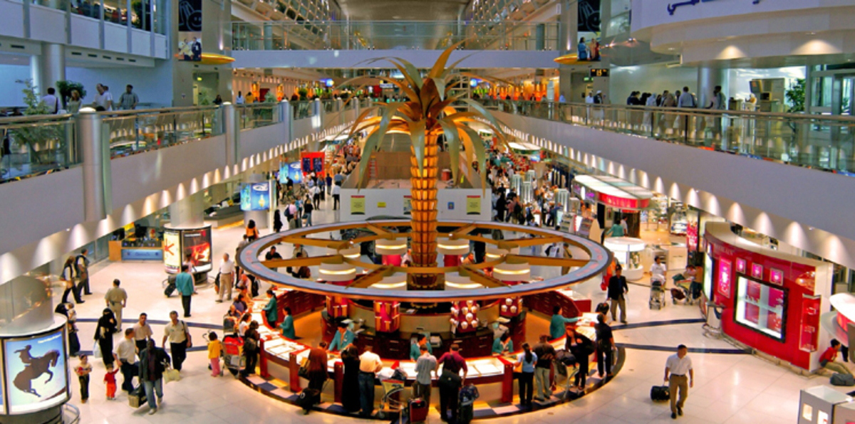 الإمارات.. آسيوية تحتال على 21 مسافراً