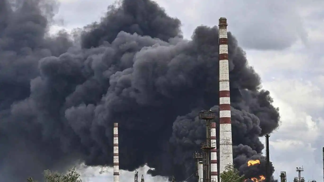 هجوم أوكراني يوقف عمل مصفاة "فولغوغراد" النفطية في روسيا