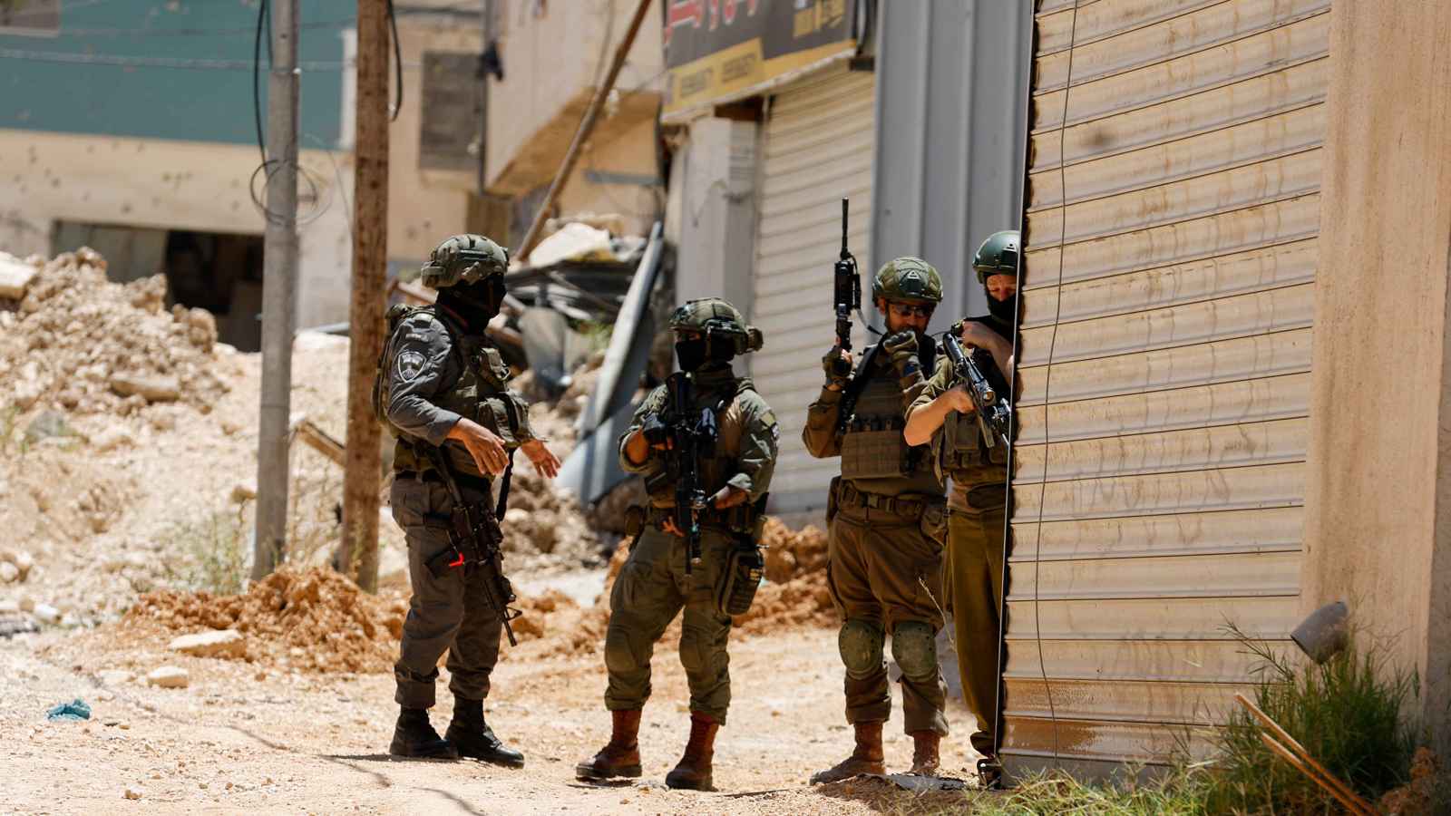 الجيش الإسرائيلي يقتل فلسطينيا طعن جنديا في الضفة الغربية