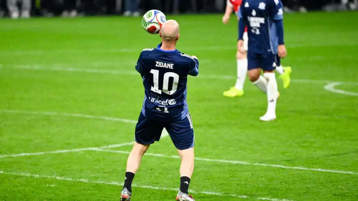 أمام 30 ألف متفرج.. زيدان ينشر سحره في مباراة أساطير فرنسا (فيديو)
