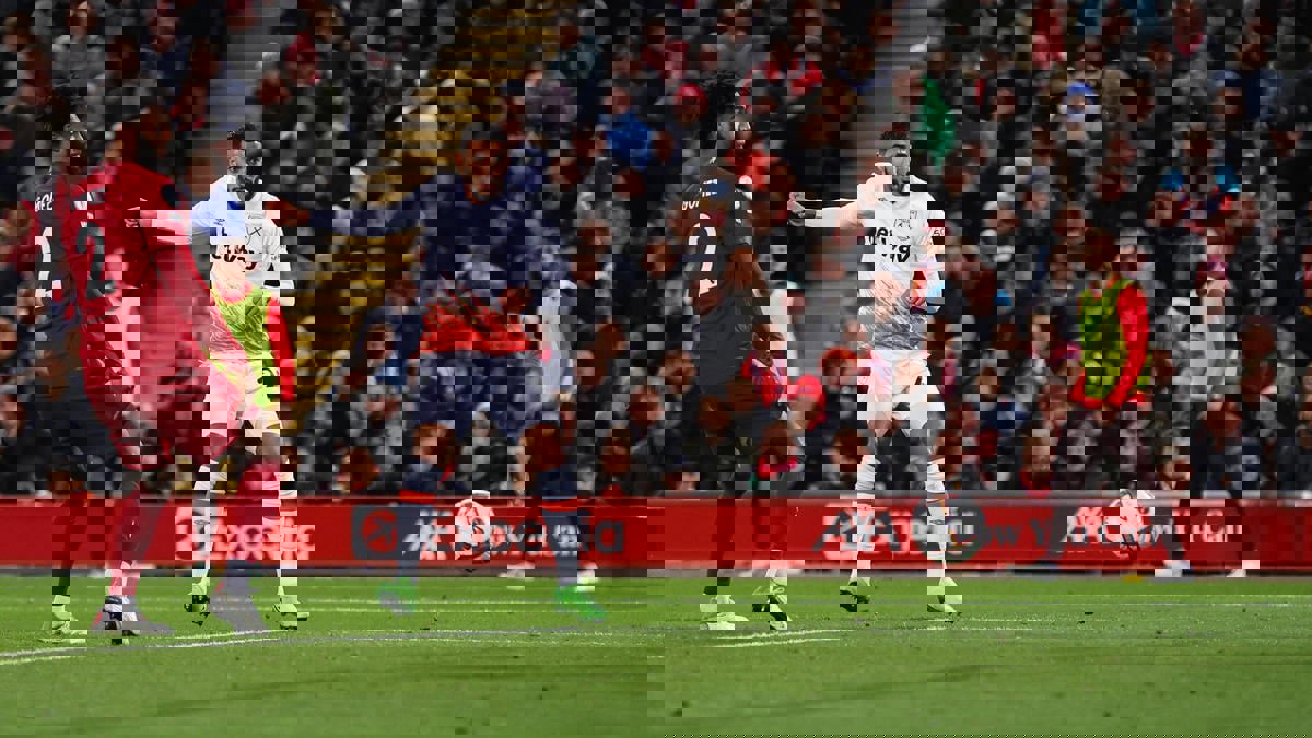 الجزائري سعيد بن رحمة يخرق القوانين خلال هزيمة وست هام أمام ليفربول (صور)