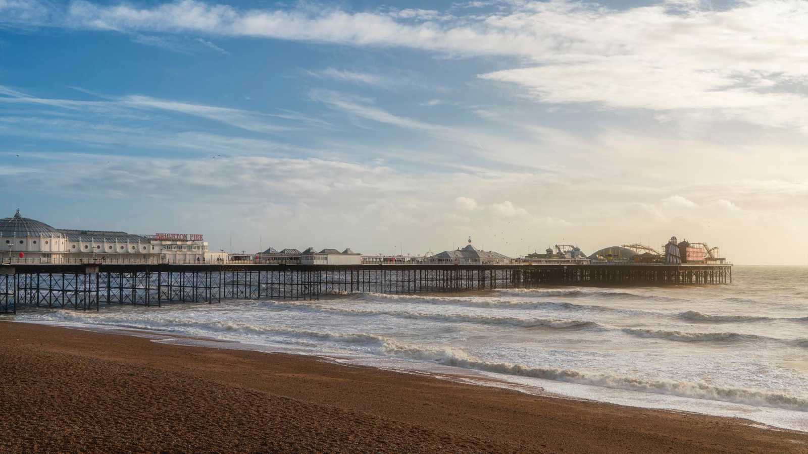 جسم غريب على أحد شواطئ بريطانيا يثير التساؤلات (صور)