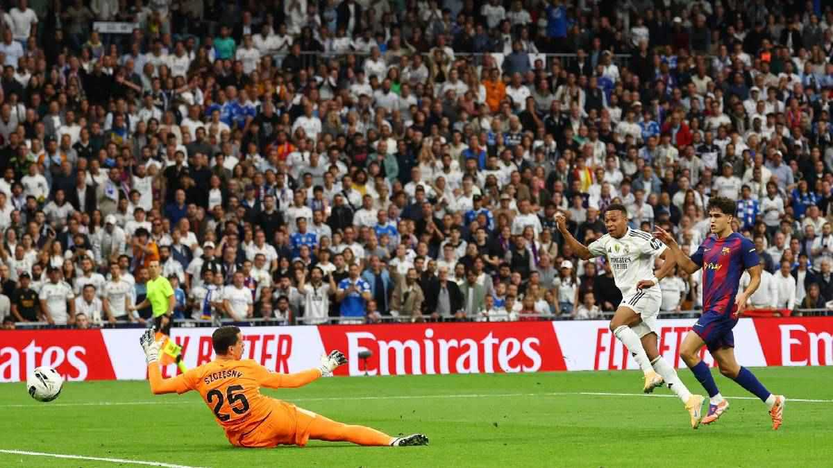 يقترب من رونالدو وبنزيما.. كم عدد أهداف مبابي في برشلونة؟