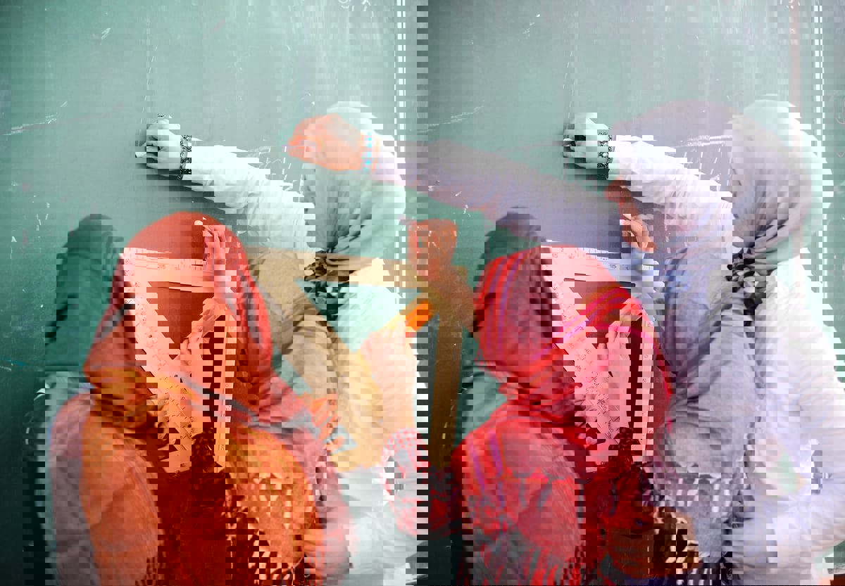 قصيدة طريفة لمعلمة كويتية تضعها في قائمة المشاهير (فيديو)