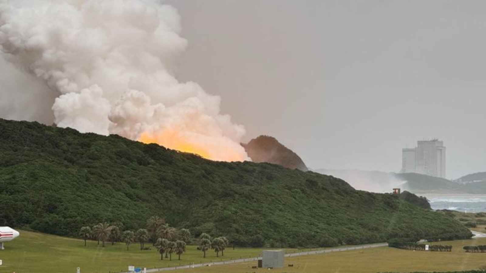 اليابان.. حريق ضخم في موقع تجارب إطلاق صواريخ فضائية (فيديو)
