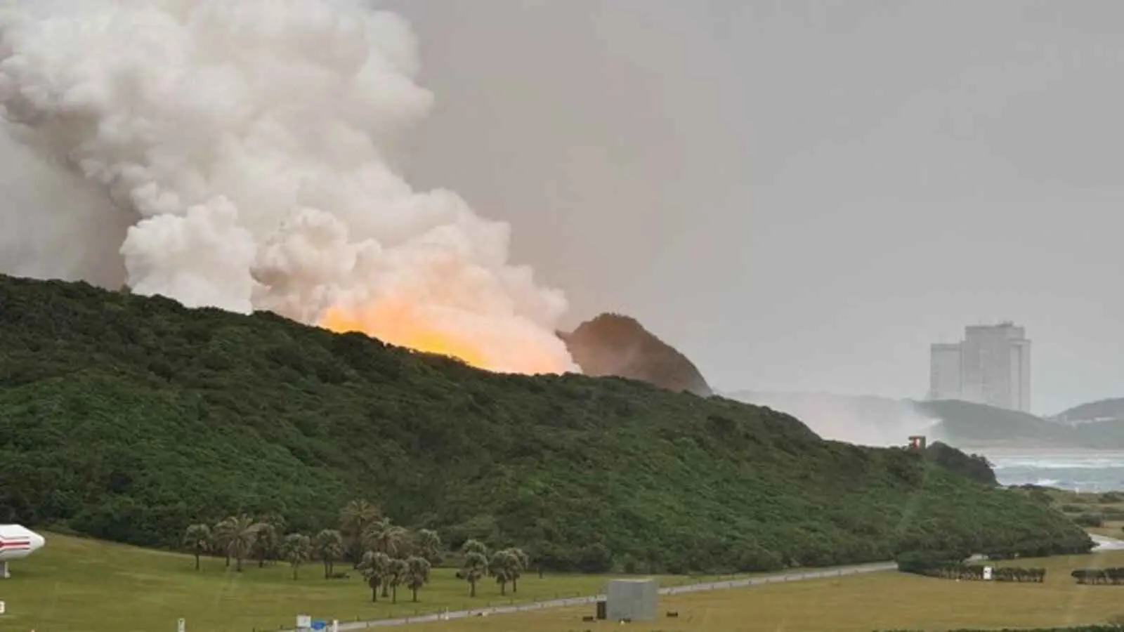 اليابان.. حريق ضخم في موقع تجارب إطلاق صواريخ فضائية (فيديو)
