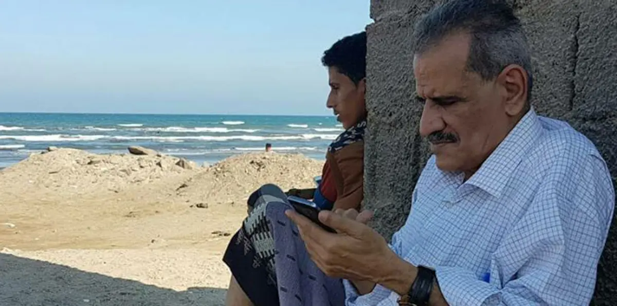 وزير التربية والتعليم اليمني يفاجئ متابعيه بصورة جريئة على شاطئ أبين