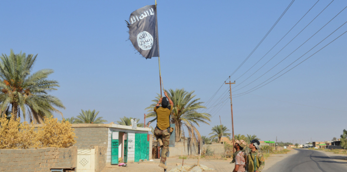 بالصور.. لحظة إنزال الجيش العراقي علم داعش من هيت للمرة الثانية