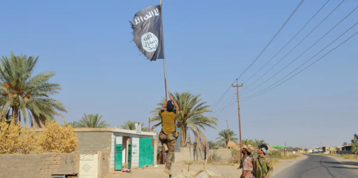 بالصور.. لحظة إنزال الجيش العراقي علم داعش من هيت للمرة الثانية