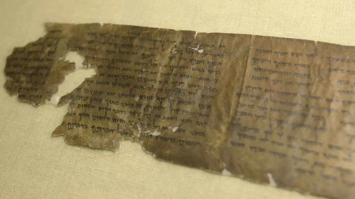 بعد 70 عاماً.. باحث يفك شيفرة مخطوطات البحر الميت الغامضة