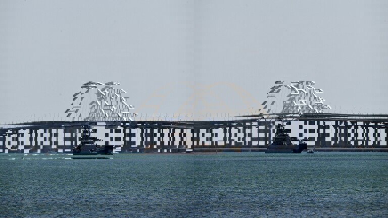 موسكو تدمر ثلاثة زوارق أوكرانية مسيرة حاولت مهاجمة جسر القرم 