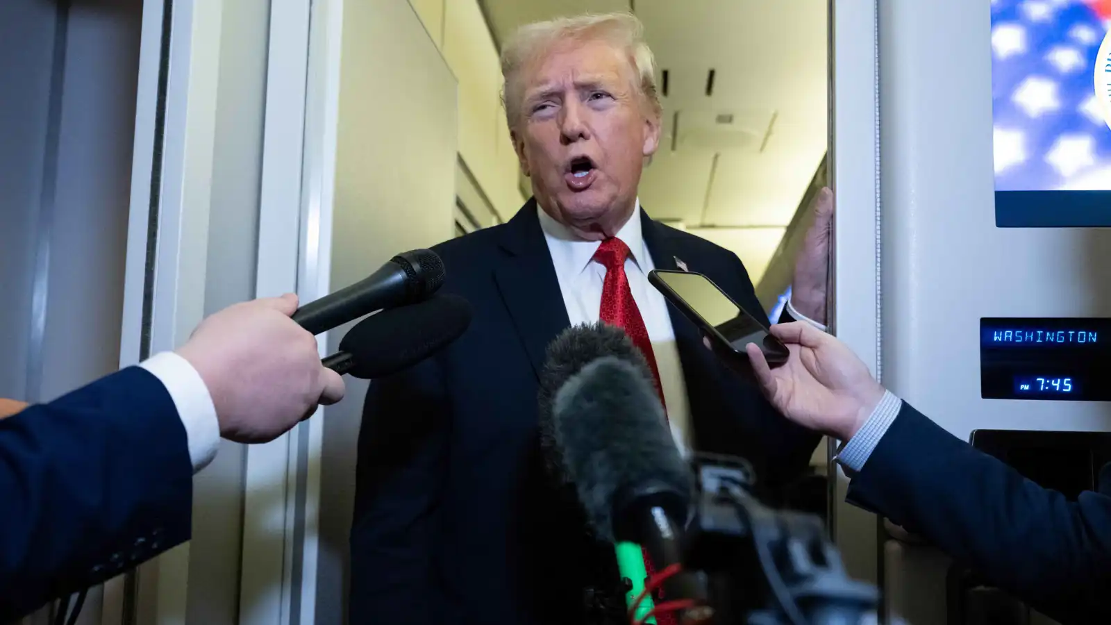 ترامب: سنتعامل مع حماس "بسرعة" إذا لم تحلّ نفسها