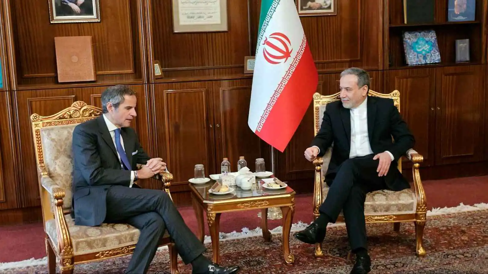 الكشف عن لقاء قريب بين عراقجي وغروسي في القاهرة