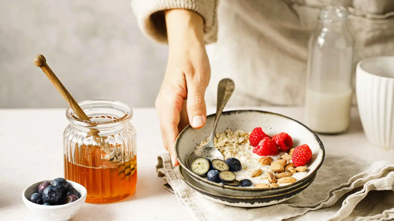 6 طرق صحية لإضافة العسل إلى نظامك الغذائي