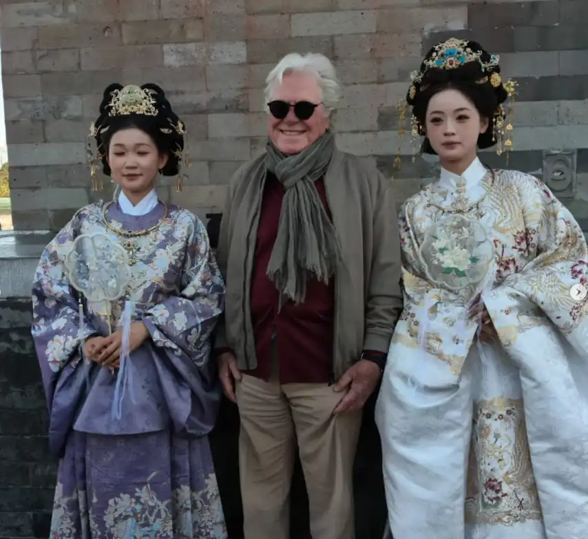 حسين فهمي في الصين