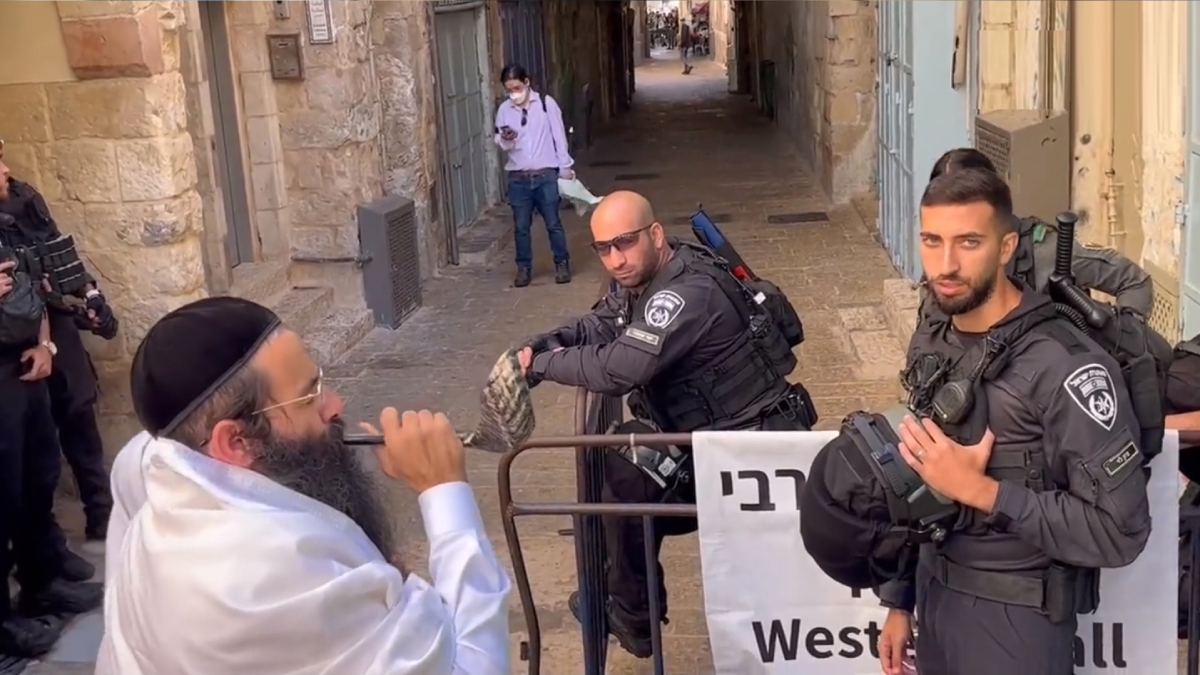 وسط تشديد أمني.. مستوطنون يؤدون طقوسًا تلمودية في أحياء القدس