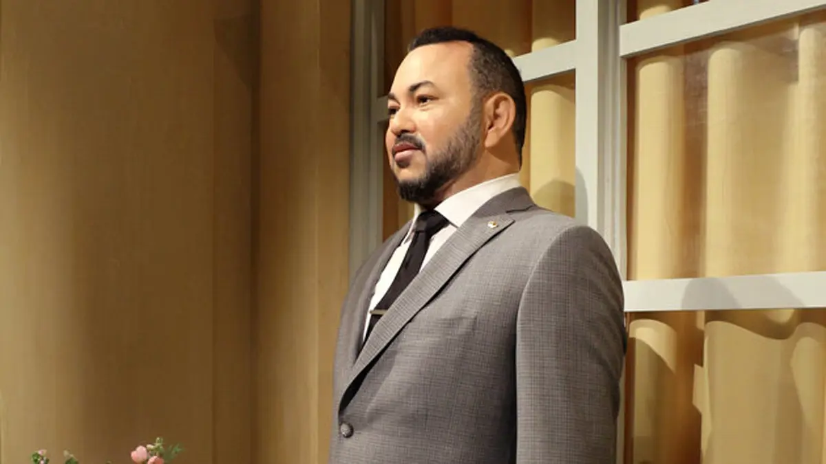 تمثال محمد السادس بجانب ميركل في متحف الشمع الفرنسي (صور)