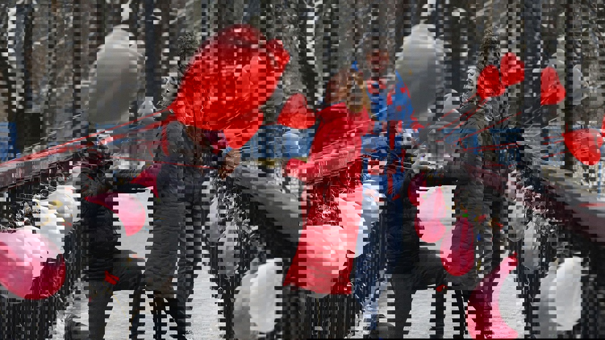 تخفيضات مغرية للعشاق.. تعرف على خيارات هدايا "عيد الحب"