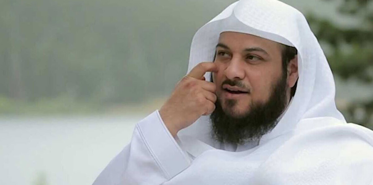 رغم الهجمة الشرسة عليه.. العريفي يغرد بإصرار: العباءة المزينة حرام