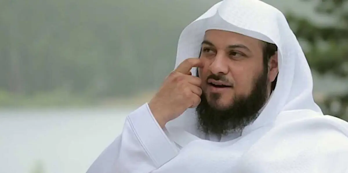 رغم الهجمة الشرسة عليه.. العريفي يغرد بإصرار: العباءة المزينة حرام