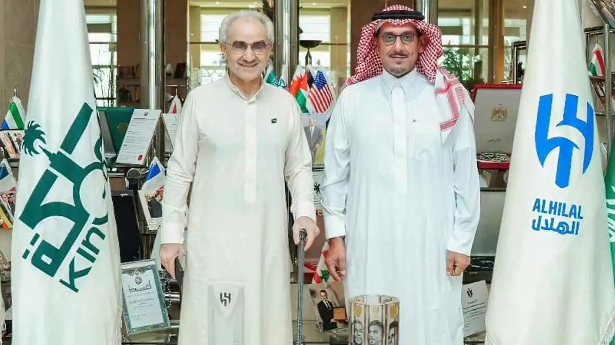 رقم ضخم للغاية.. كم دفع الوليد بن طلال لدعم الهلال السعودي؟