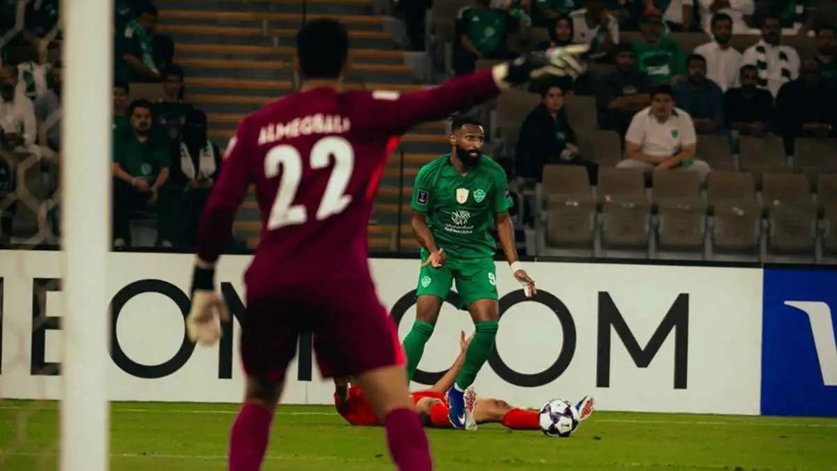 خطأ فادح من حمد المقبالي.. شباب الأهلي يستقبل هدفا غريبا أمام الأهلي السعودي