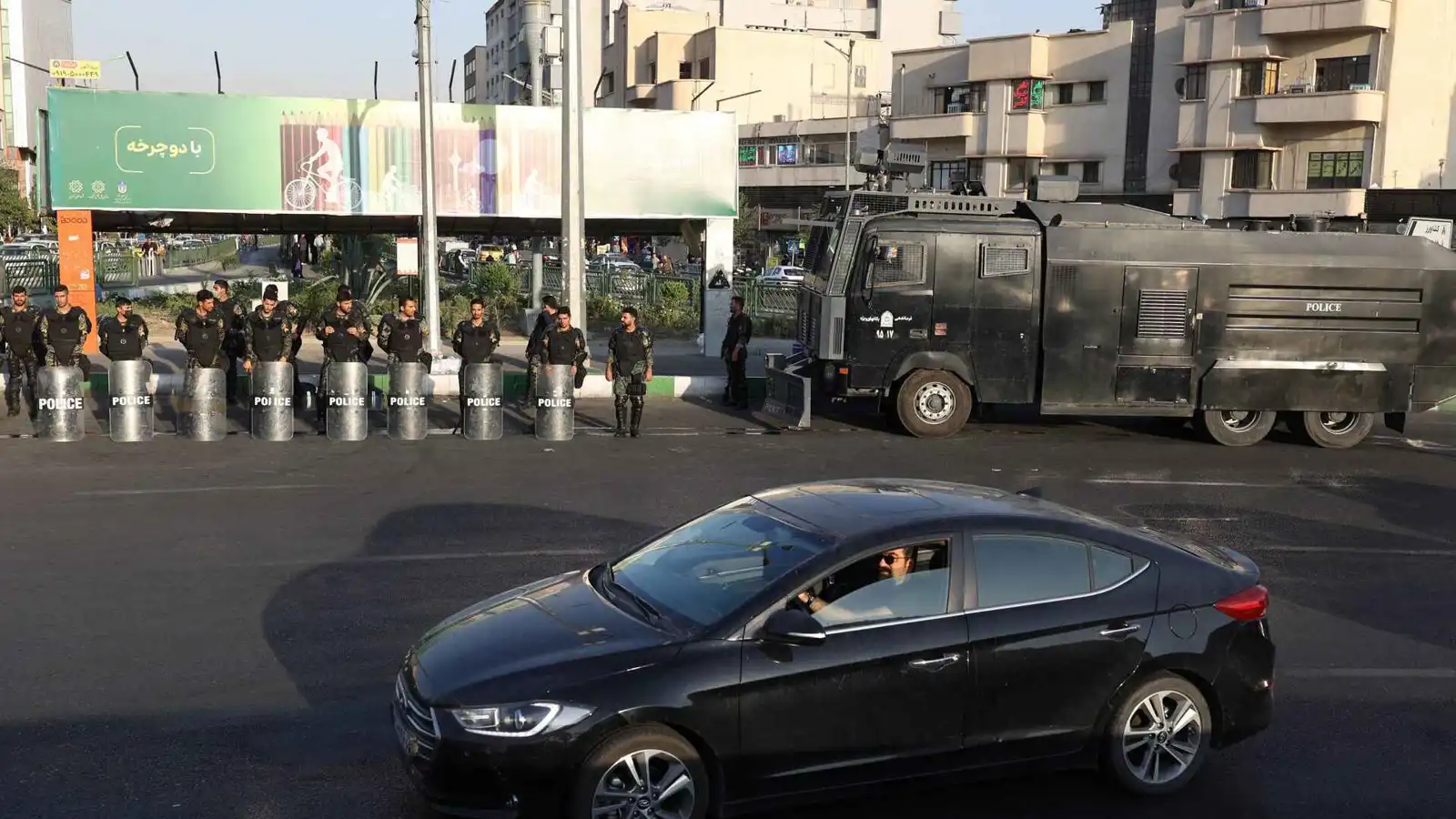 إيران تعتقل 500 شخص بتهمة "إرسال معلومات إلى العدو"