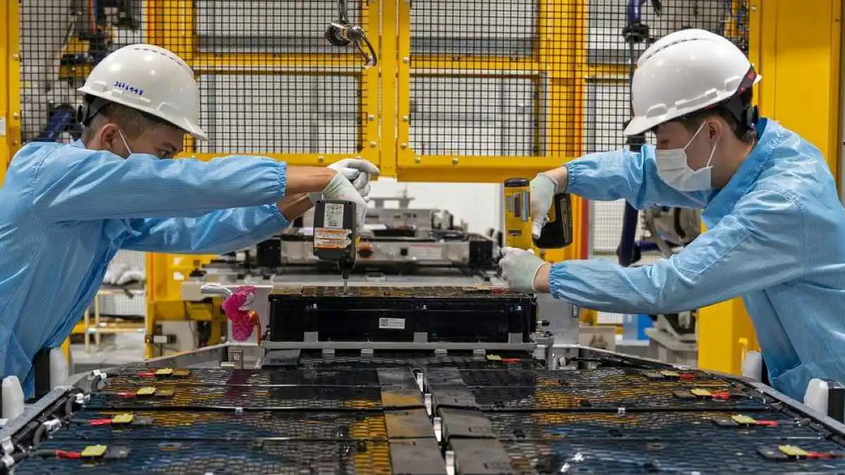 الحرب ترفع أسهم الطاقة النظيفة.. شركات البطاريات الصينية تربح 70 مليار دولار