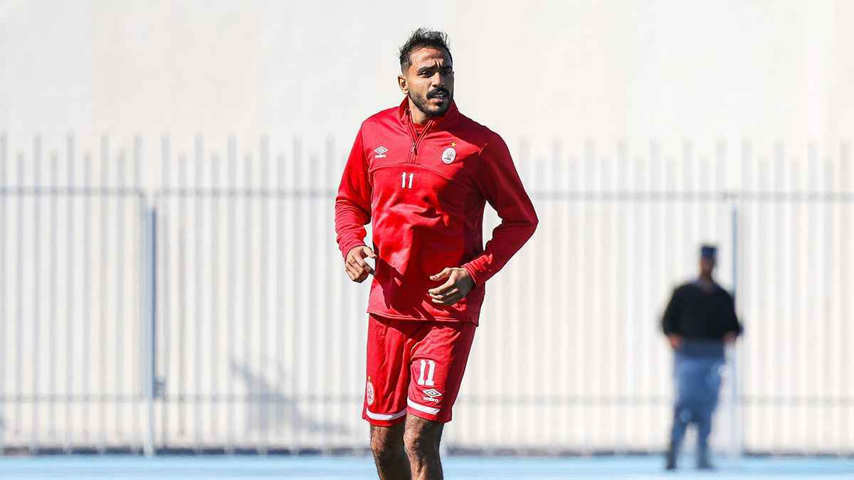 أصيب بعد تسديد الكرة.. كهربا يطلب التبديل قبل نهاية الشوط الأول (صور)