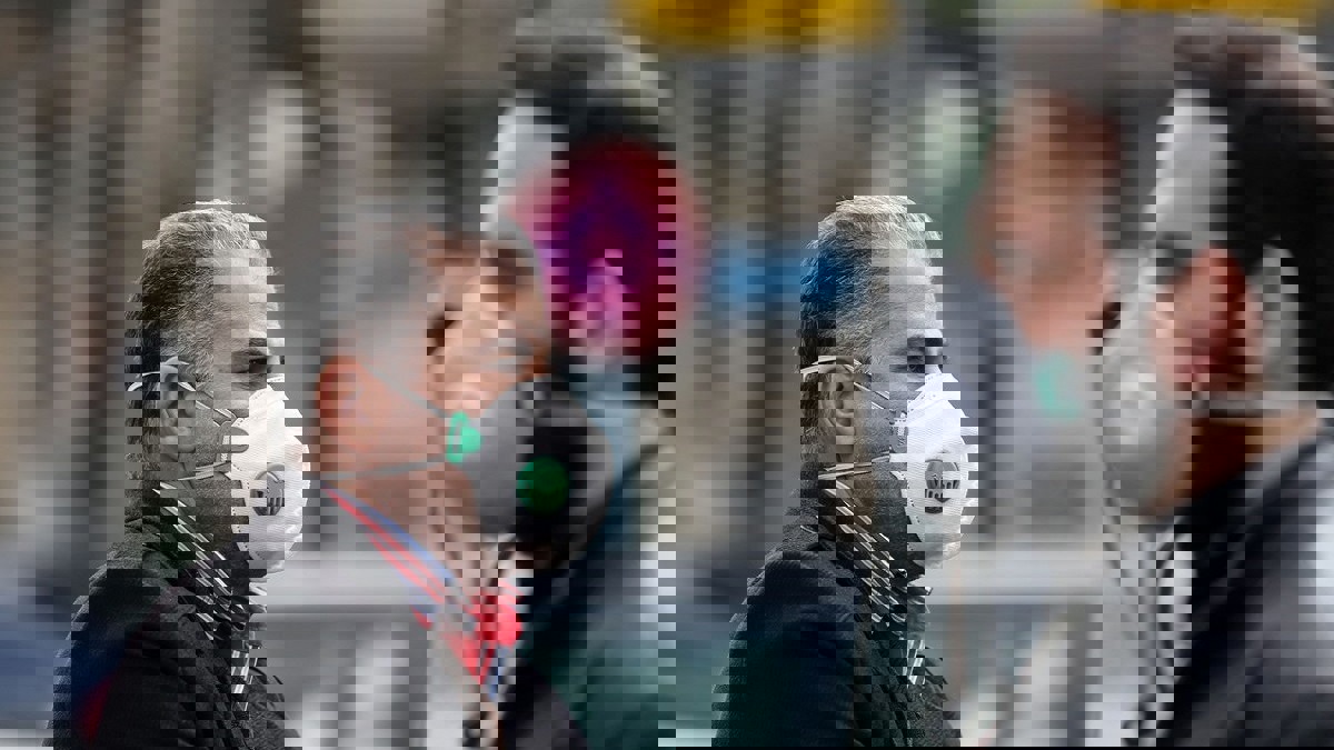 تجار في إيران يحتكرون الكمامات ومواد التعقيم في ظل انتشار "كورونا"