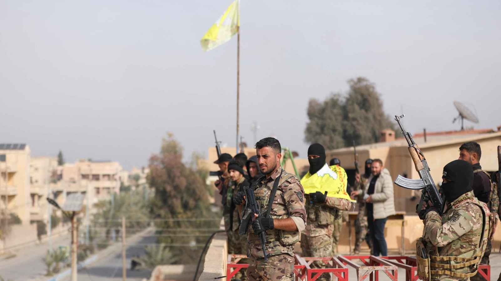 قائد "قسد": المقاتلون الأكراد "الأجانب" سيغادرون سوريا بعد الهدنة مع تركيا