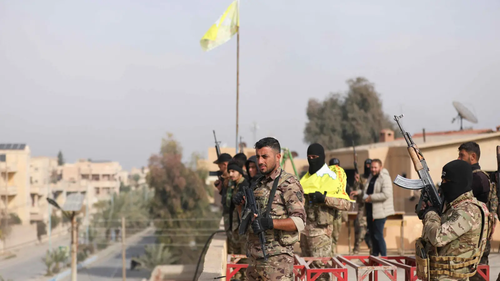 قائد "قسد": المقاتلون الأكراد "الأجانب" سيغادرون سوريا بعد الهدنة مع تركيا