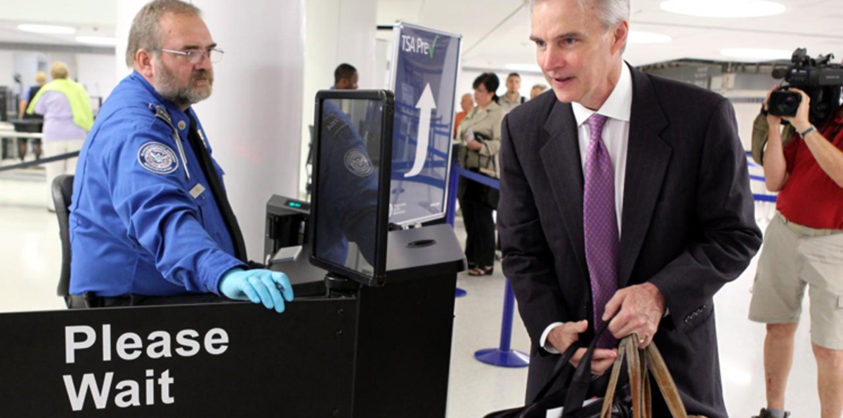 ترامب يدرس توسيع حظر الإلكترونيات في الطائرات ليشمل دولًا أوروبية