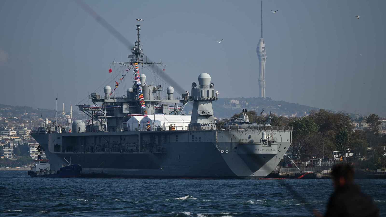 أثارت جدلاً واسعاً.. ما دلالات زيارة البارجة الأمريكية إلى شمال أفريقيا؟