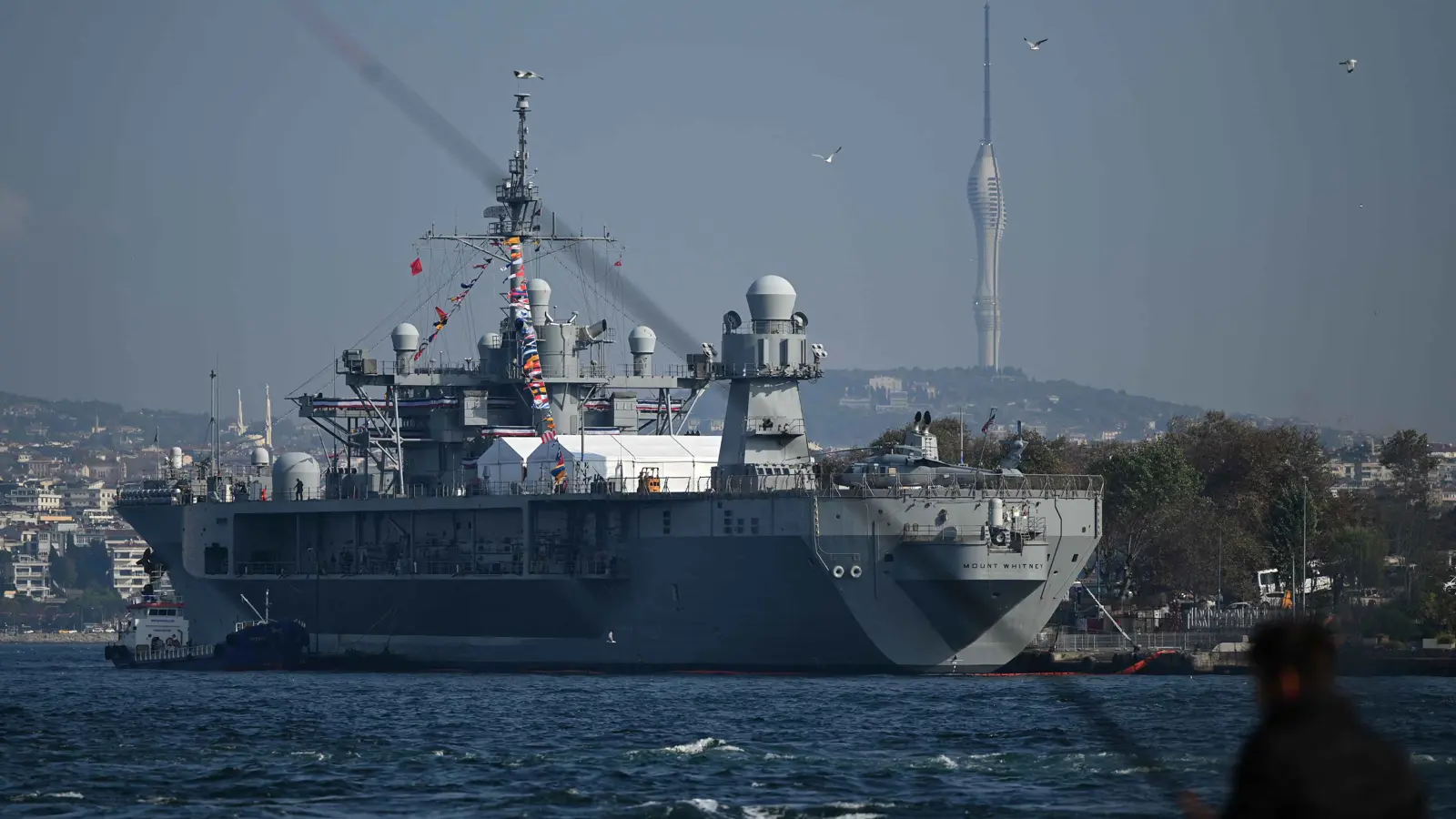 أثارت جدلاً واسعاً.. ما دلالات زيارة البارجة الأمريكية إلى شمال أفريقيا؟