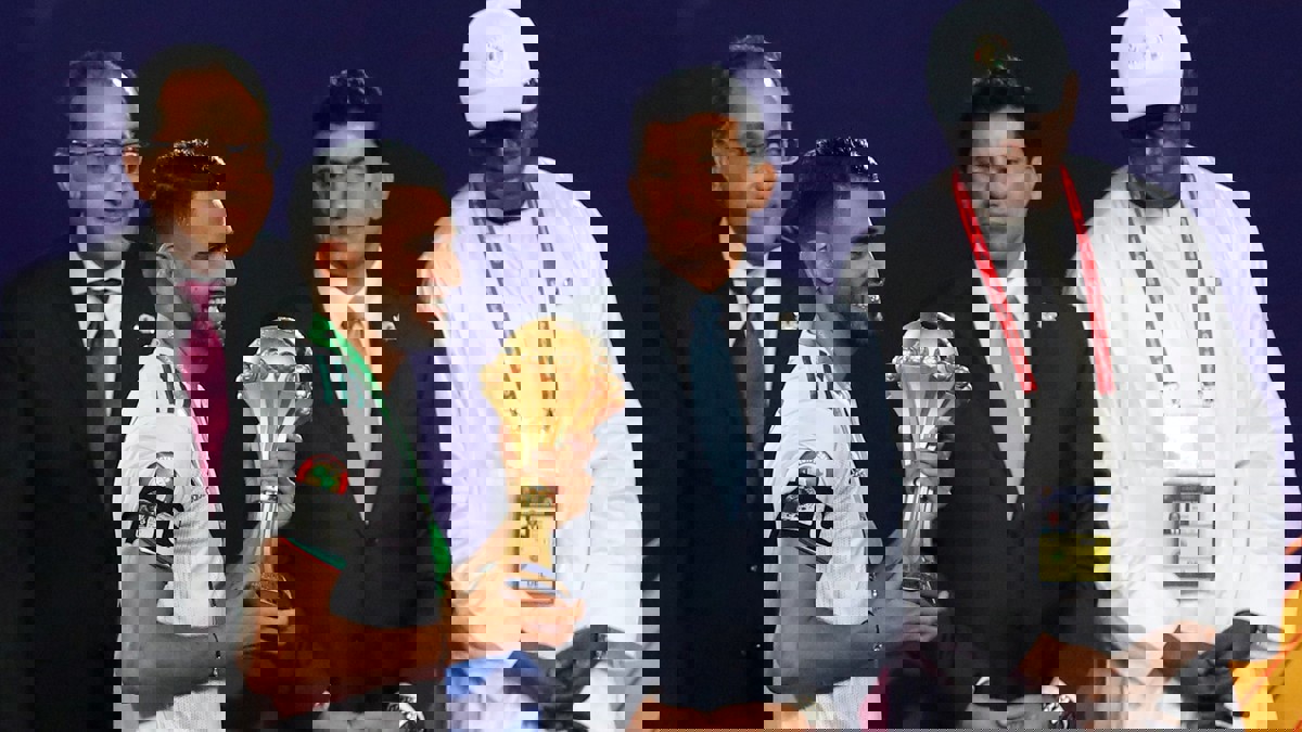 هل تجاهل رياض محرز تحية رئيس وزراء مصر أثناء مراسم تسليم الكأس؟‎ (فيديو)