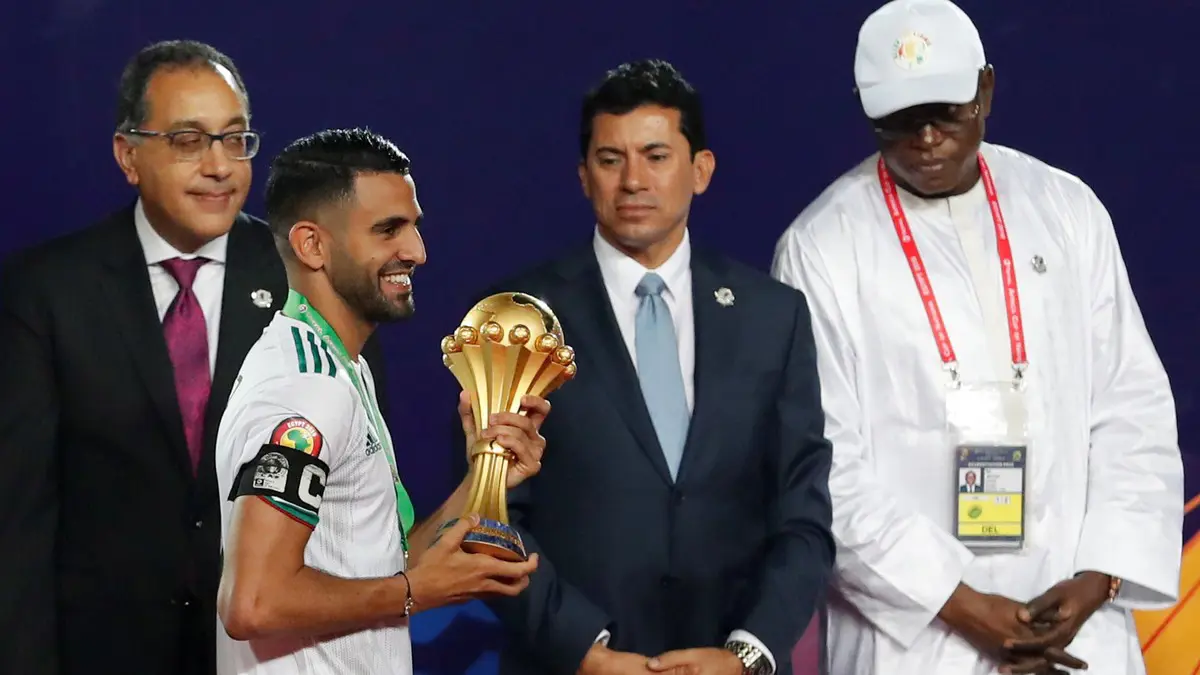 هل تجاهل رياض محرز تحية رئيس وزراء مصر أثناء مراسم تسليم الكأس؟‎ (فيديو)