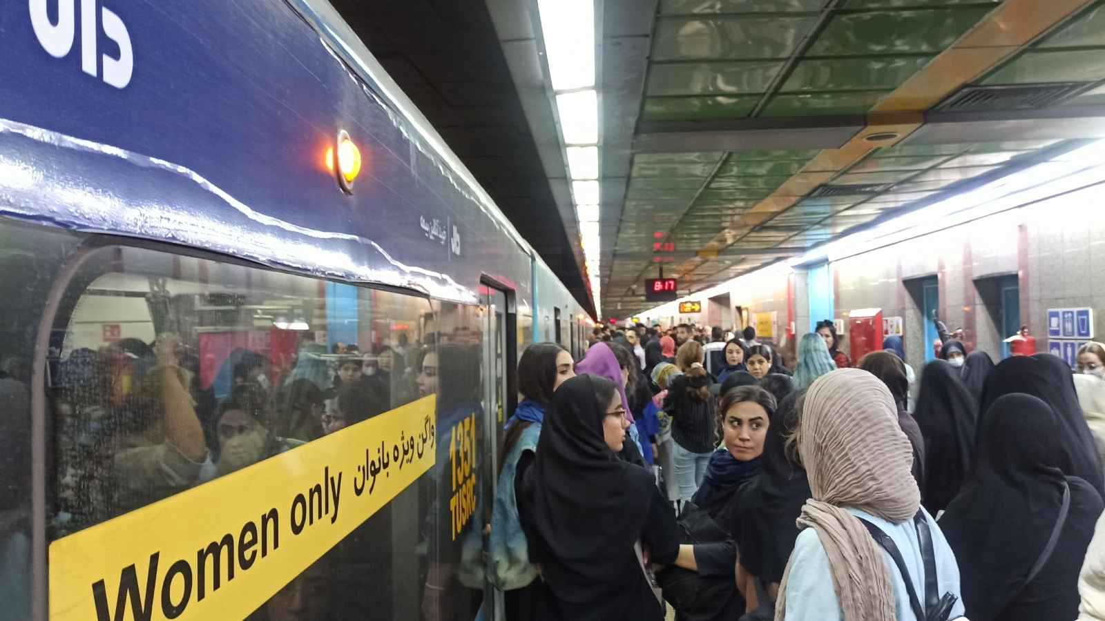 تعطل مترو طهران يفجر غضب الإيرانيين على خامنئي (فيديو)