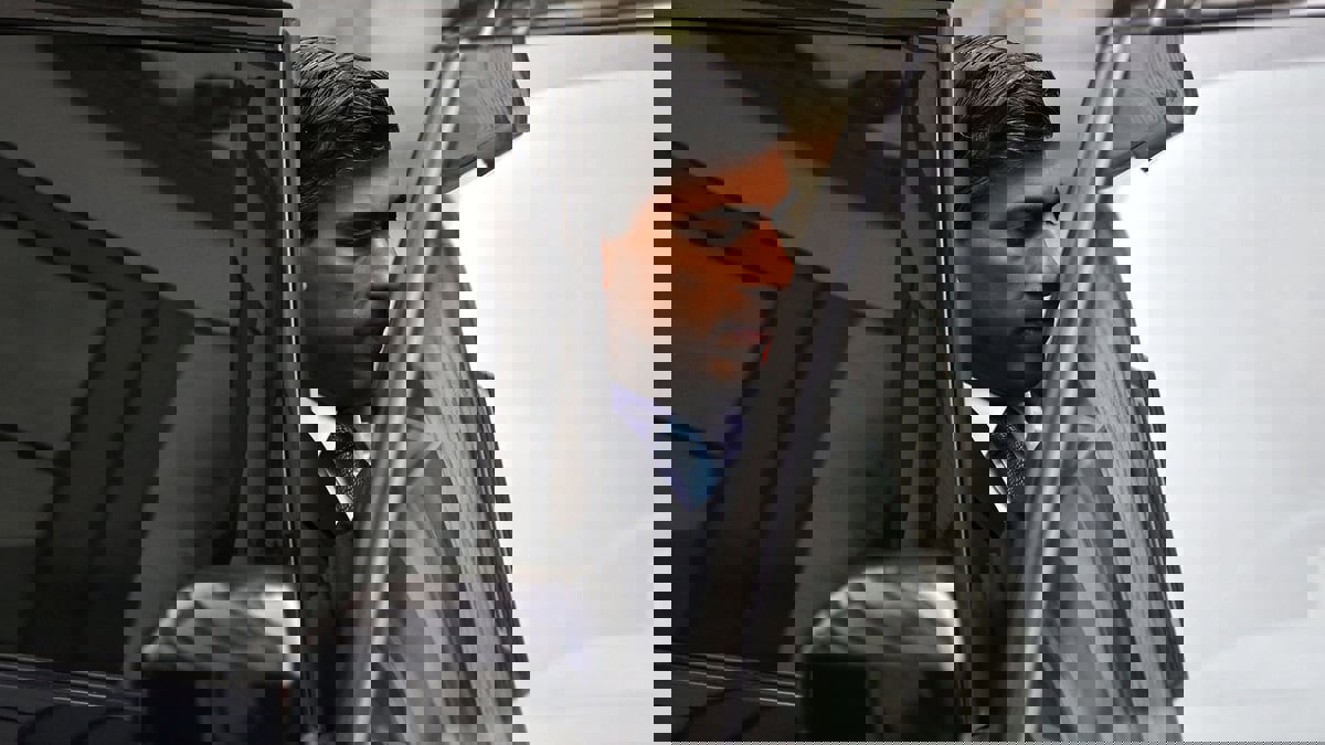 تغريم رئيس وزراء بريطانيا لعدم ارتدائه حزام الأمان